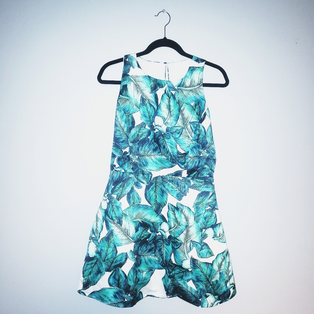 💥2 for $20💥Green & White Banana Leaf Mini Dress